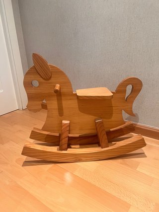 Caballito balancín de madera artesanal