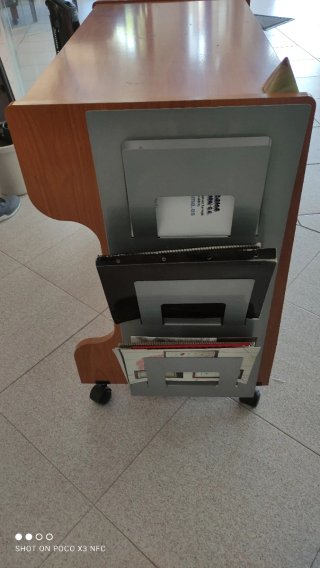 Tavolo da scrivania in legno con ruote