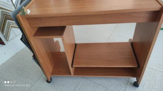 Tavolo da scrivania in legno con ruote