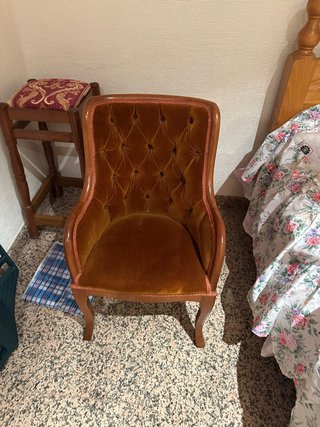 Poltrona in velluto marrone e legno