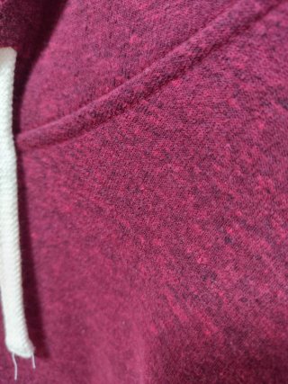 Sudadera roja con capucha y cremallera