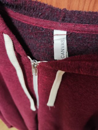 Sudadera roja con capucha y cremallera