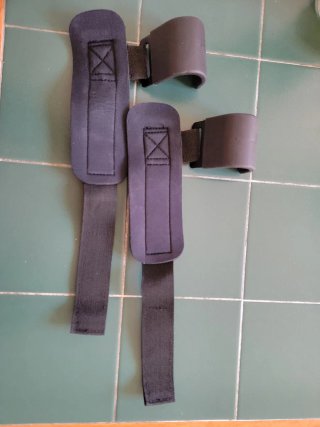 Straps con gancho para levantamiento de pesas.