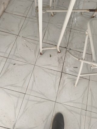 Mesa y sillas de exterior metálicas