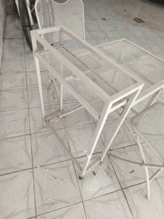 Mesa y sillas de exterior metálicas