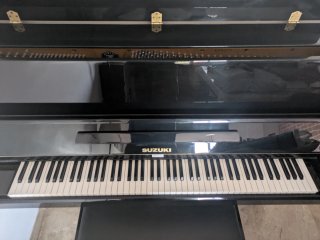 Piano de pared Suzuki AU-100