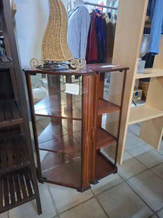 Vitrina de salón de madera y cristal