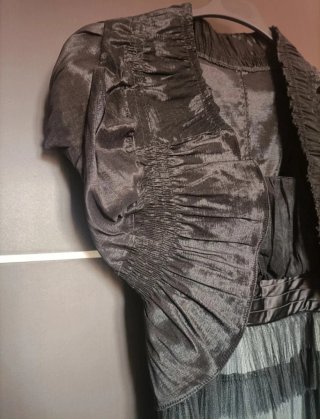Vestido corto volantes y torera manga corta