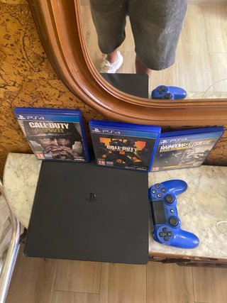 PS4 con 3 juegos y mando azul