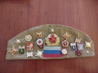 Gorra militar rusa con insignias