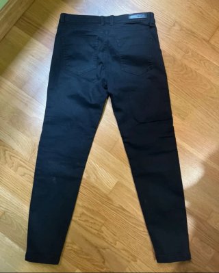 Pantalones negros con cremallera y diseño