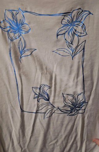 Maglia floreale blu e bianca