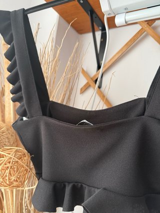 Top crop nuevo  Zara con volantes negro
