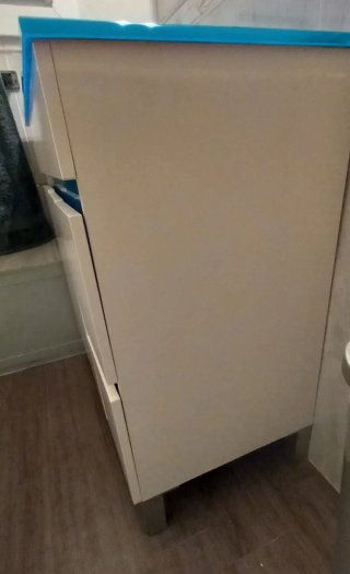Mueble de baño y lavabo con grifo