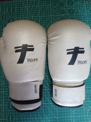 Guantes de boxeo, manoplas de entrenamiento, pala.