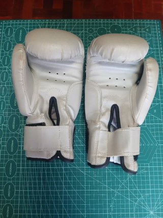Guantes de boxeo, manoplas de entrenamiento, pala.