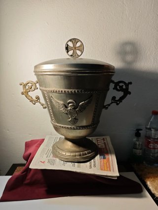 Jarrón religioso con asas y tapa