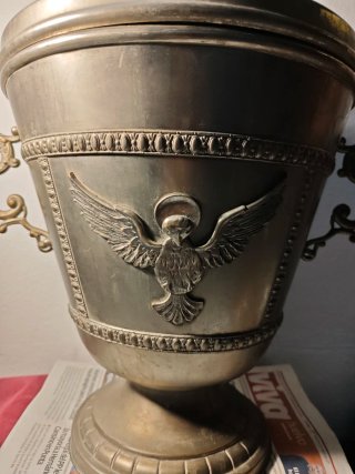 Jarrón religioso con asas y tapa