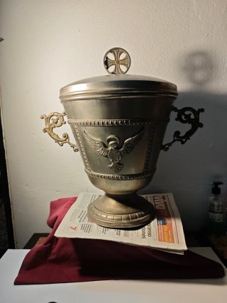 Jarrón religioso con asas y tapa