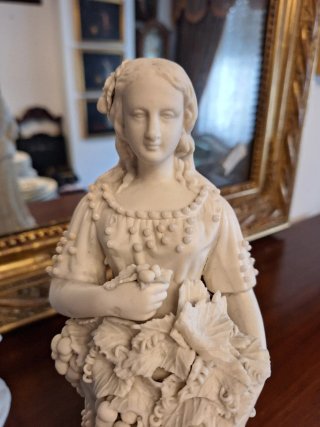 Figura de Biscuit de mujer con cesta