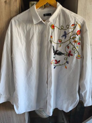 Camisa blanca bordada Talla L