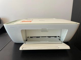 Impresora HP DeskJet 2700e Series.