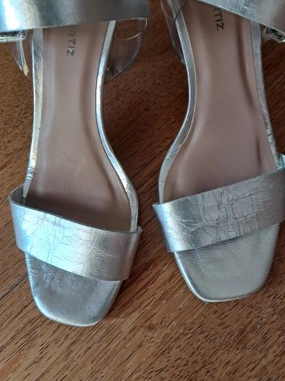 Sandalias Gloria Ortiz plateadas talla 37
