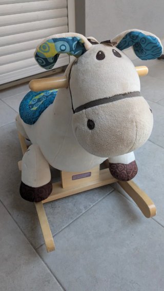 Caballito balancín de peluche