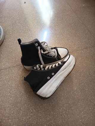 Botas deportivas altas negras y blancas