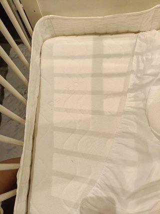 Cuna blanca con colchón y protectores