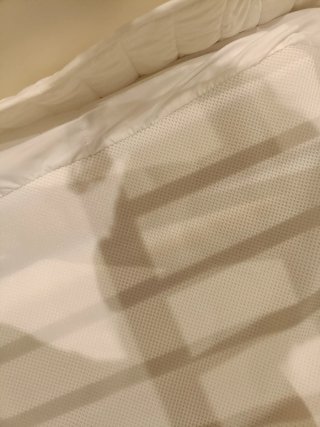 Cuna blanca con colchón y protectores