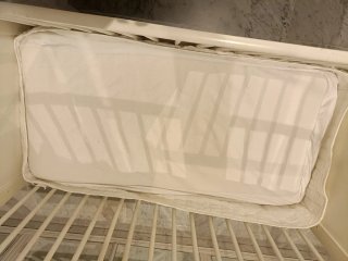 Cuna blanca con colchón y protectores