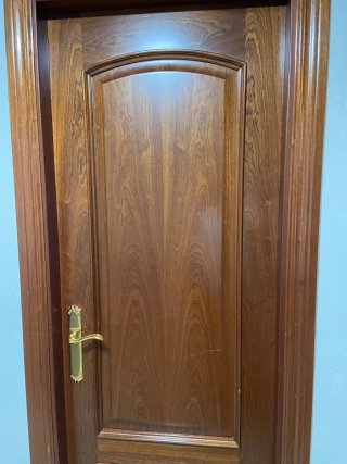 Puerta de madera con cristal