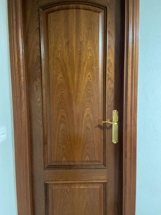 Puerta de madera con cristal