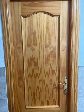 Puerta de madera con cristal