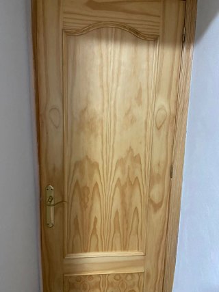 Puerta de madera con cristal