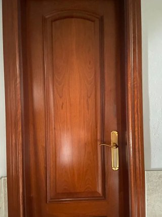 Puerta de madera con cristal