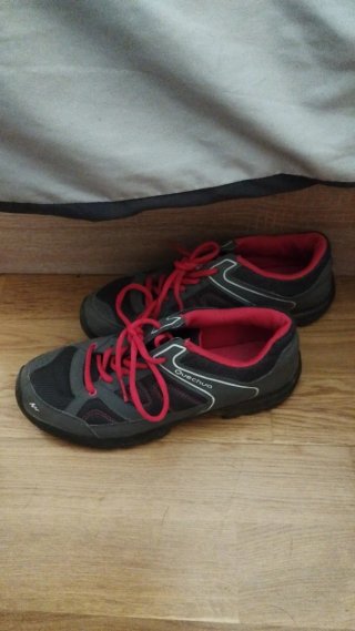 Zapatillas Quechua grises y rojas