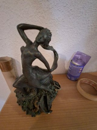 Figura di donna in pietra