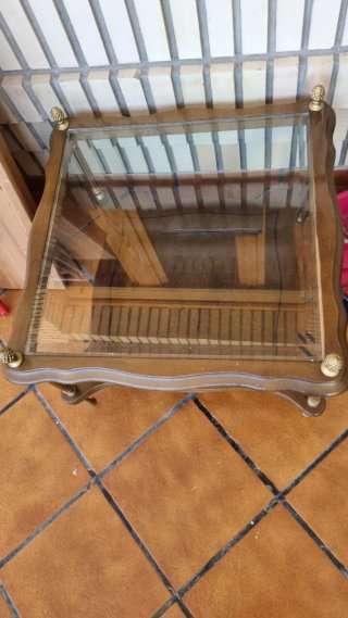 Mesa auxiliar antigua de madera y cristal