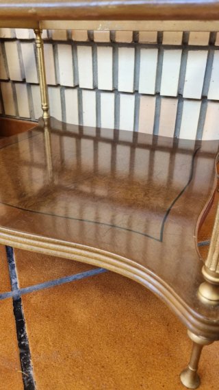 Mesa auxiliar antigua de madera y cristal