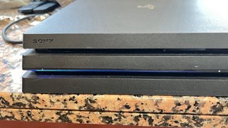 PS4 Pro 1TB + Mando Original + 6 juegos