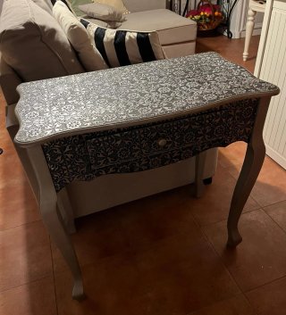 Tavolo da salotto o cassettiera con cassetto