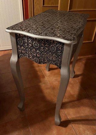 Tavolo da salotto o cassettiera con cassetto