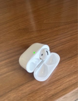 Airpods Pro derecho y caja cargador