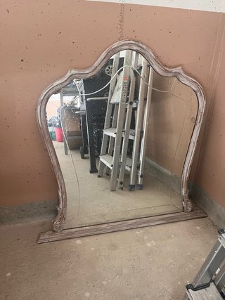 Espejo antiguo con marco decorado
