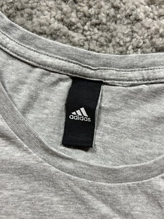Adidas camiseta gris logo azul marino talla L