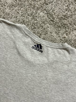 Adidas camiseta gris logo azul marino talla L