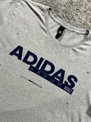 Adidas camiseta gris logo azul marino talla L