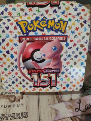 Caja de sobres Pokémon. Tiene 36 sobres